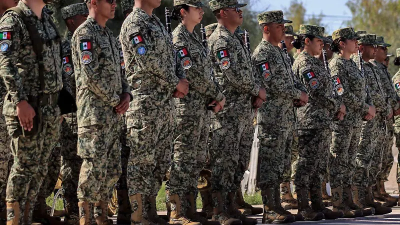 Ascienden de rango a diez militares